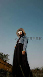 草帽少女仰望晴空享受午后宁静