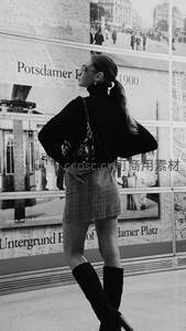 黑白街拍女子背影诠释柏林复古风情