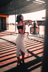 光影下的优雅女性街拍