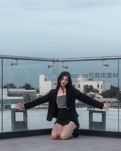 天台上的自信女郎