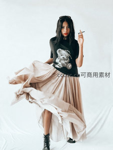 简约背景中的潮流女孩