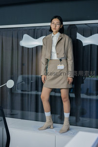 职场女性米色套装干练造型