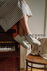 条纹裙与白帆布鞋的钢琴边惬意时光