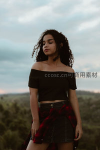 山野间闭目沉思的卷发少女