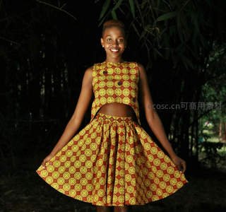 非洲风情裙装女子林间微笑