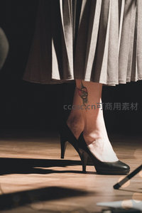 高跟鞋与脚踝纹身的艺术特写
