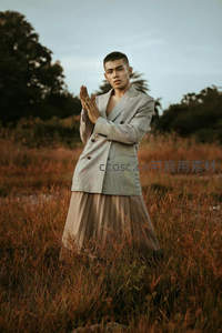 田野中西装男子优雅摆姿