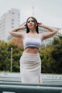 都市绿意间，紫白搭配展现现代女性自信姿态