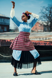 屋顶上的民族风舞者，条纹衬衫配针织裙演绎艺术之美