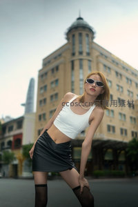 都市街头时尚秀，墨镜短装显个性