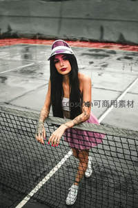 网球场上魅影，紫帽粉裙展风情