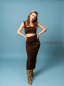 蓝背景中棕色针织套装时尚造型