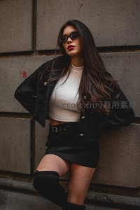 街头酷女孩墨镜黑外套时尚街拍