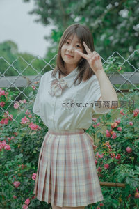 少女花园比耶微笑，格裙与玫瑰相映成趣