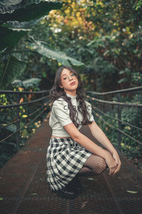 林间小桥上的文艺少女，格裙配渔网袜