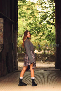 复古巷道回眸，格裙女孩展现都市时尚