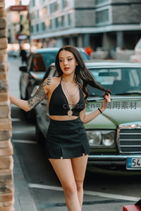 街头酷女孩，黑装纹身与经典车合影