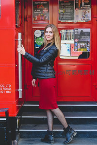 红门少女优雅回眸街拍