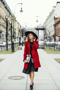 街头红衣女子时尚漫步