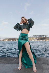 碧海蓝天下的绿裙美人