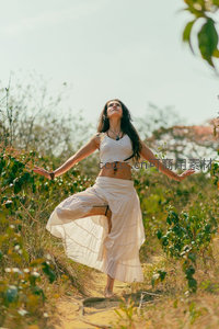 白衣女子林间单腿平衡舞姿