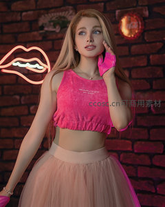 粉衣女孩霓虹砖墙前摆拍