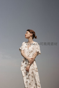 花裙女子仰望天空沉思