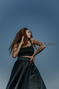 纹身女孩蓝天背景下摆姿
