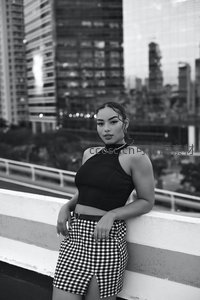 黑白都市背景下的时尚女郎