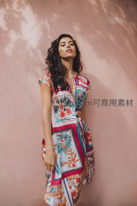 粉墙前热带印花连衣裙美人