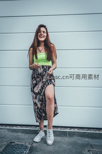 绿上衣女子印花长裙开怀大笑