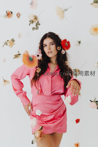 花雨中的粉色优雅少女