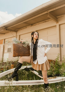 复古手提箱与野花少女