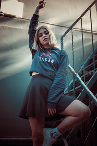 楼梯间的潮流运动女孩