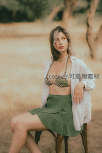 户外绿裙少女写真