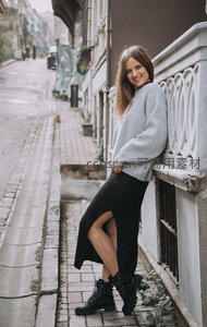 街角微笑的时尚女郎