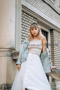 街角砖墙前的都市时尚