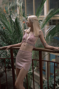 阳台上的仙子侧影，绿植环绕温柔静谧