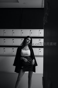 黑白光影中的都市女性优雅姿态