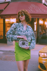 复古街头时尚女郎手捧时钟包