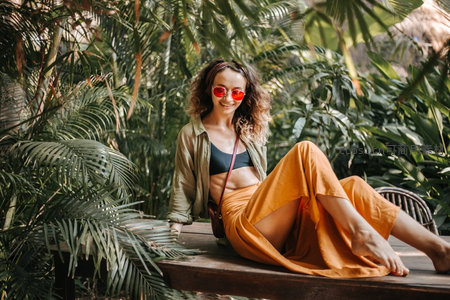 热带丛林中微笑的度假女郎