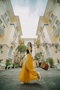 黄裙女子漫步欧式庭院