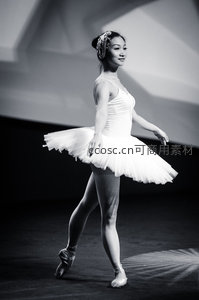 芭蕾舞者舞台优雅旋转