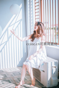 阳光少女窗边微笑伸展