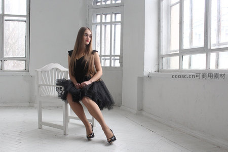 白屋黑裙少女静坐窗边椅上