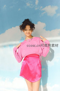 粉衣女孩蓝天白云下俏皮摆姿