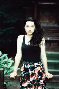 黑发女子倚栏凝视镜头显沉静