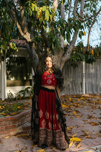 红黑传统服饰女子庭院微笑