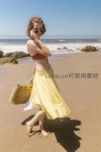 海边嬉戏提草篮转圈的俏皮女