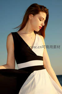 海边优雅女子侧颜，黑白礼服迎风飘逸